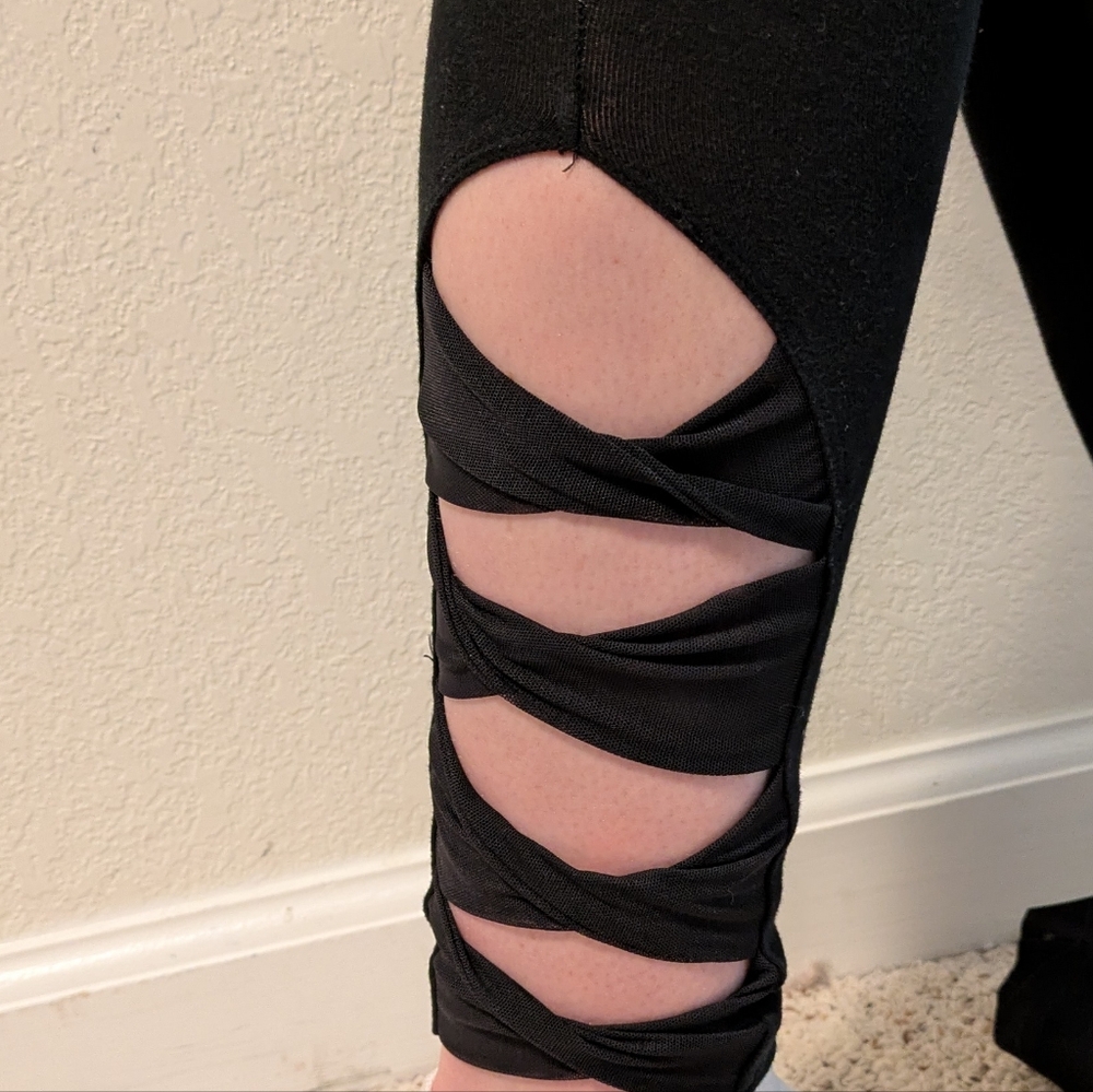 Victoria Sport Black Ruffle Hem Leggings - Picture 4 of 4